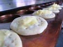 萬丹紅豆餅：奶油餅製作中
